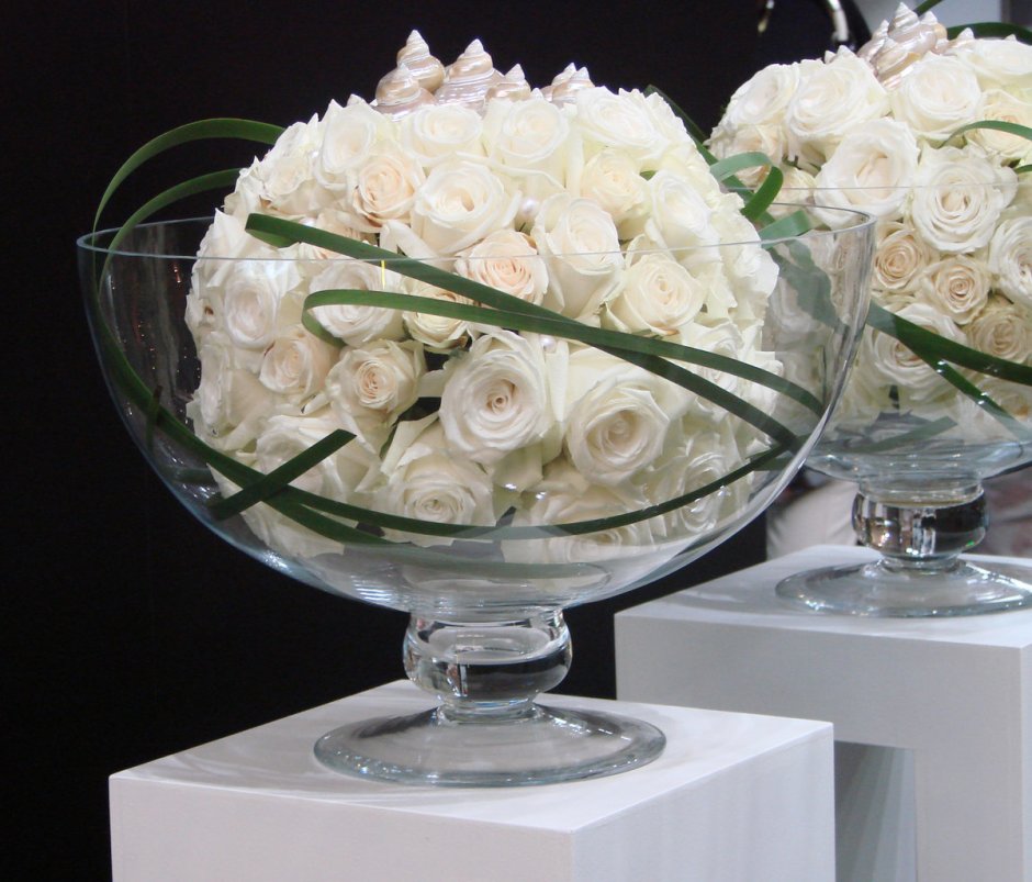 Белые розы и бокал