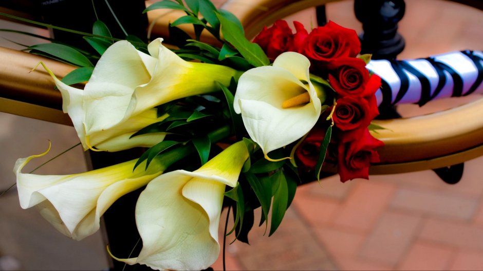 Букет розы лизиантус каллы