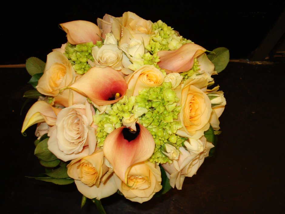 Свадебный букет с каллами и розами