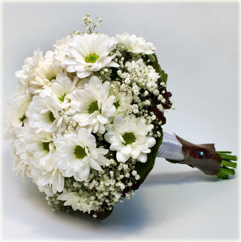 Свадебный букет невесты хризантемы и гипсофила