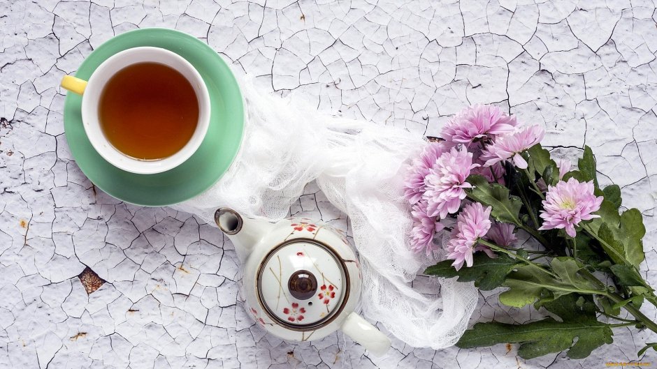 Кружка чая и цветы