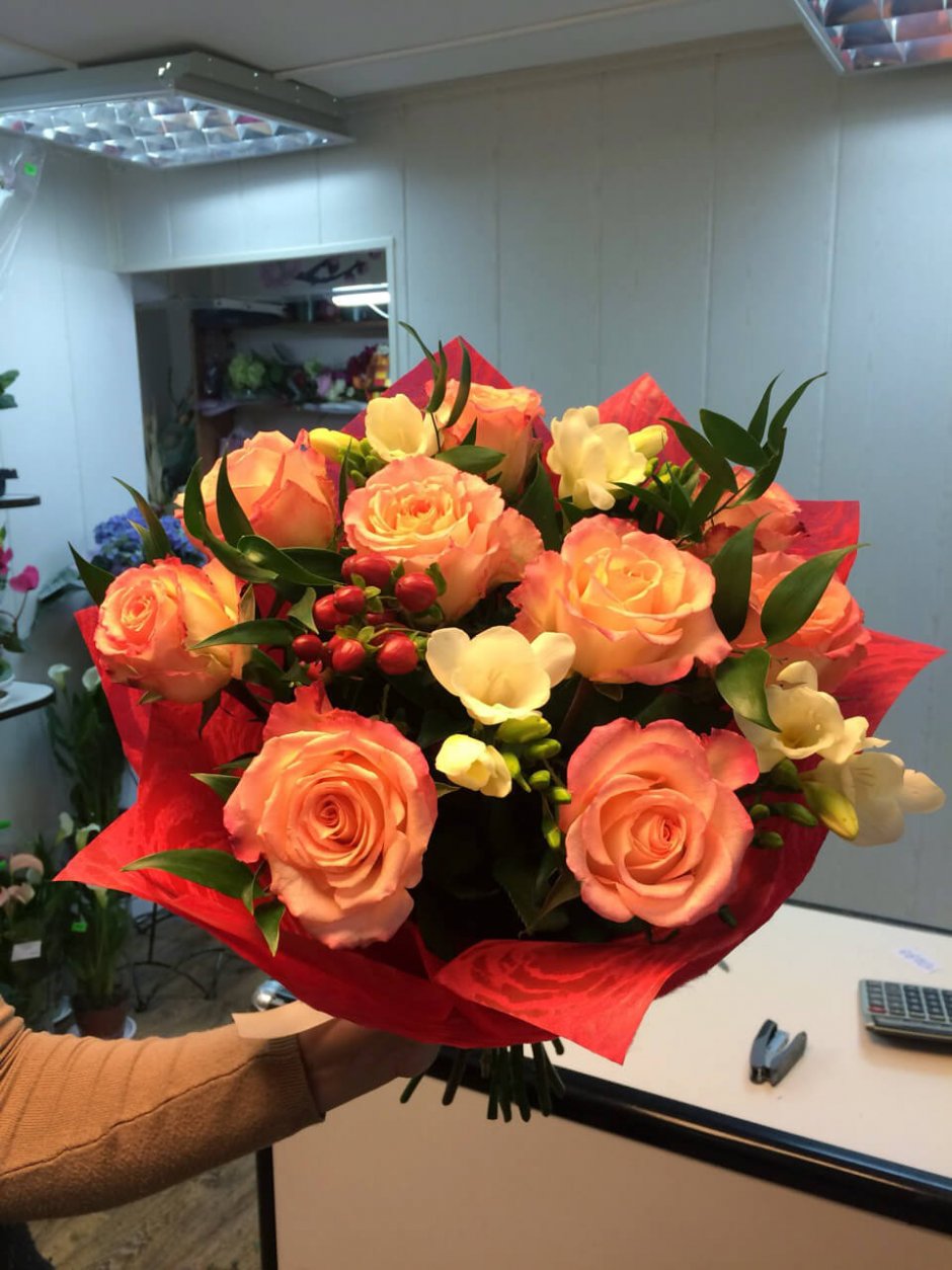 Букет роз на столе в офисе