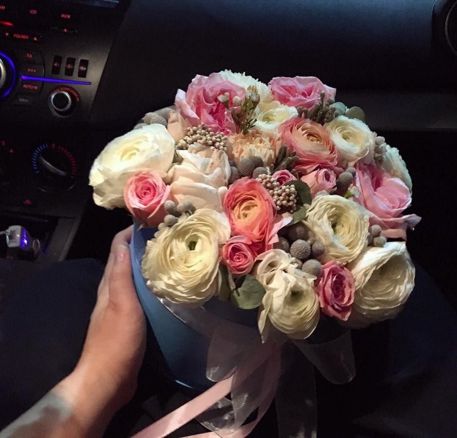 Букет цветов в руках у девушки