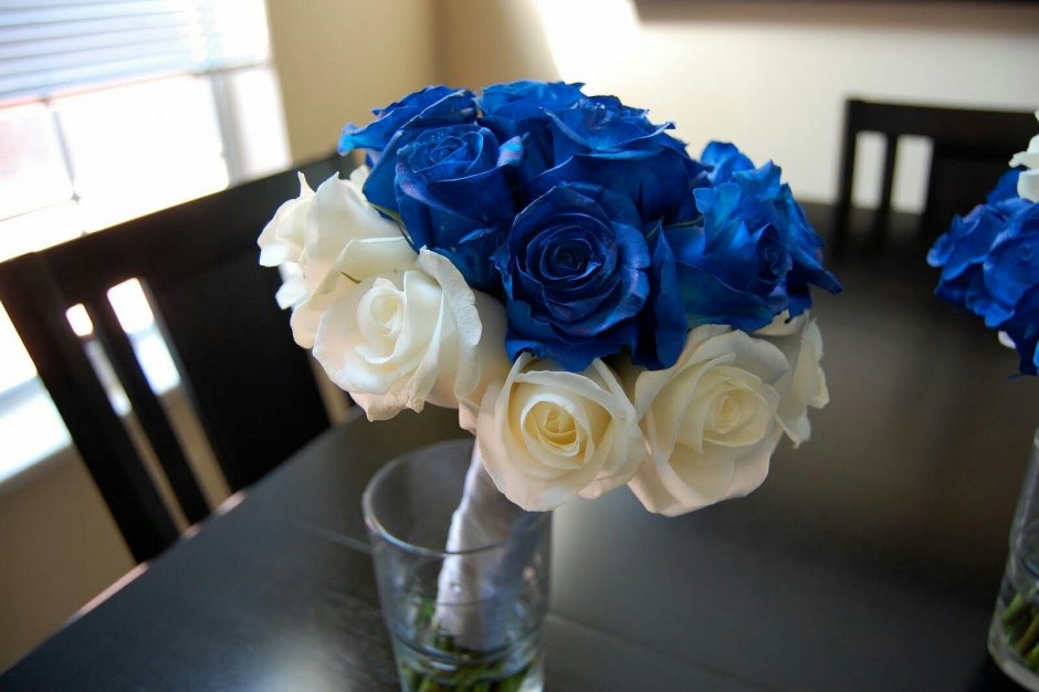 Синие розы в вазе