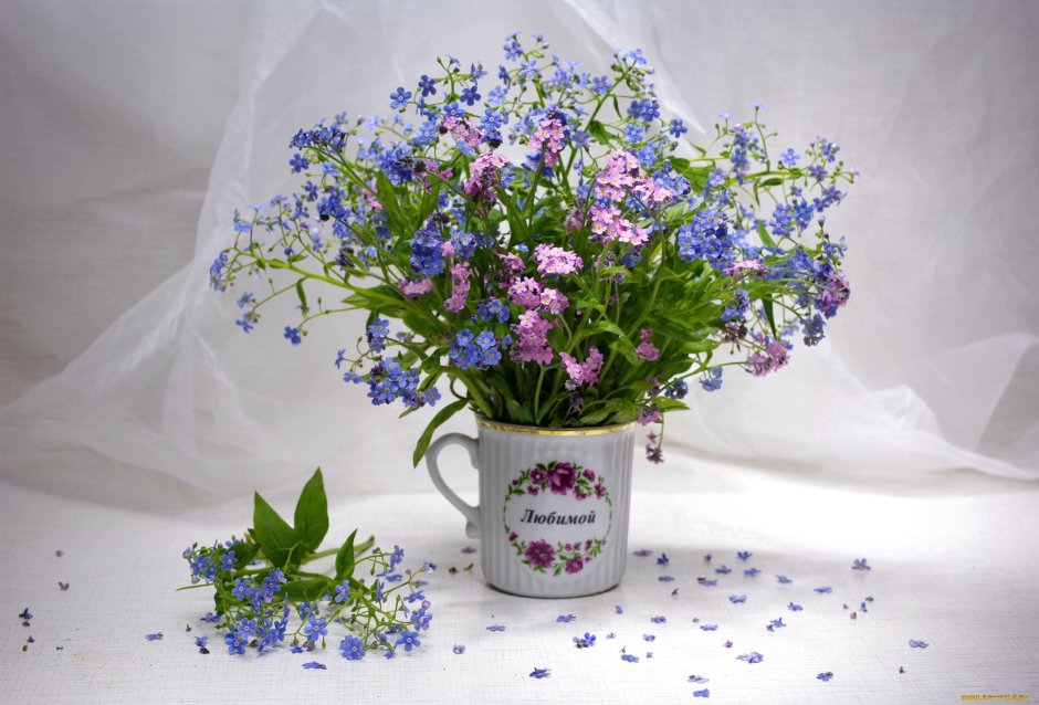 Маленькие цветочки в вазе