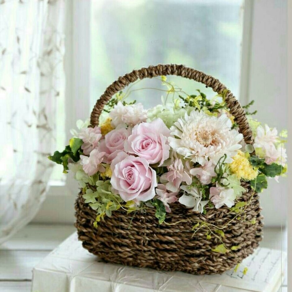 Цветы в плетеной корзине