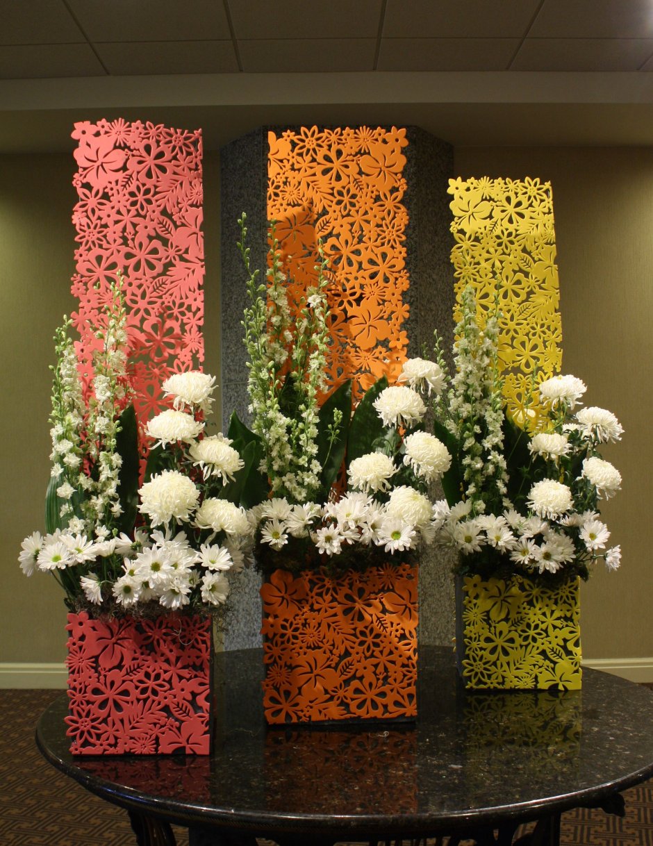 Высокая ваза с цветами