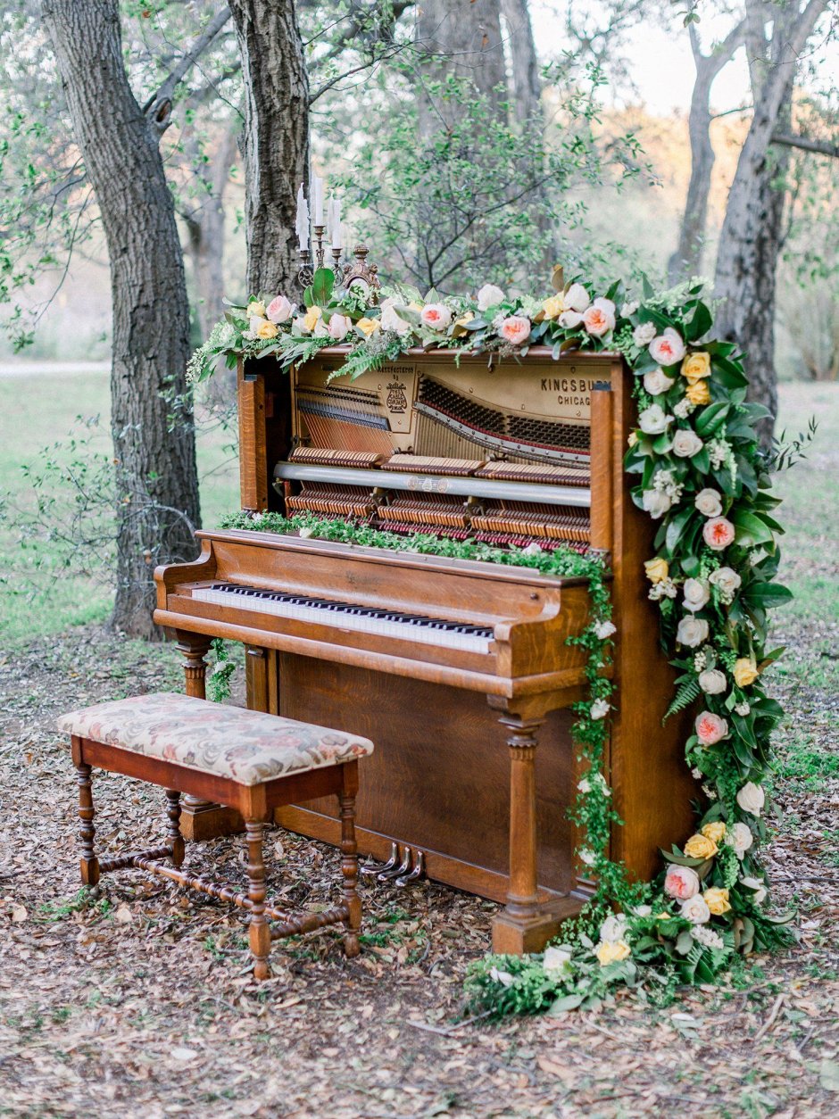 Рояль с цветами