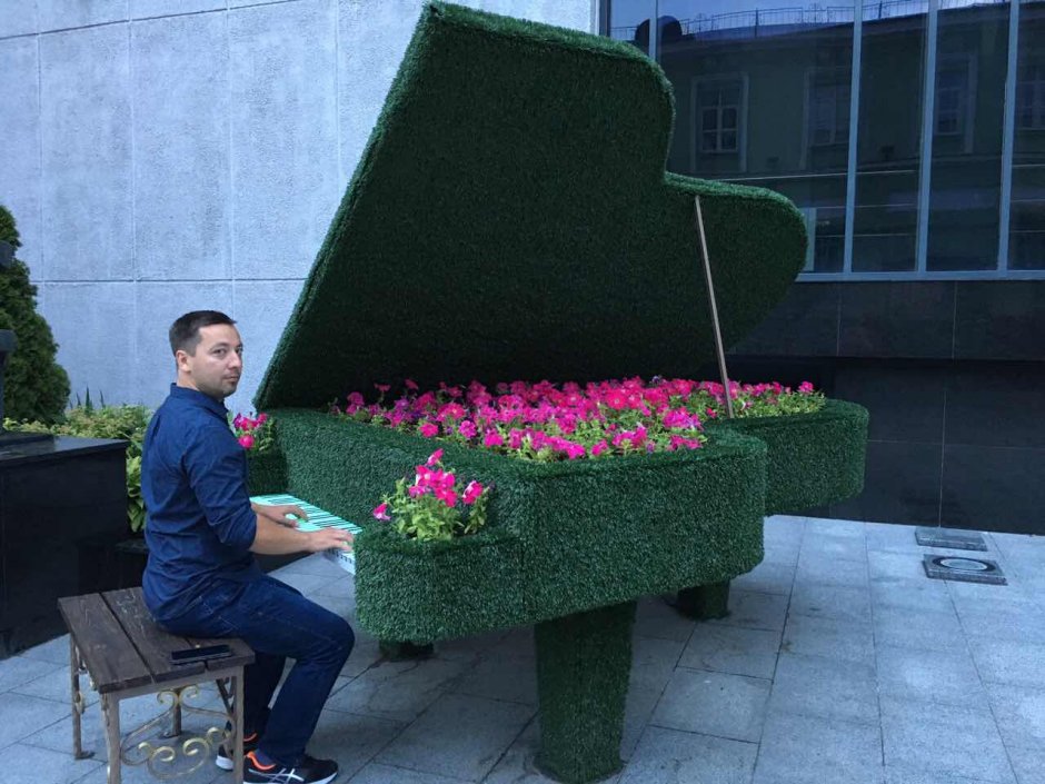 Флористическая клумба пианино