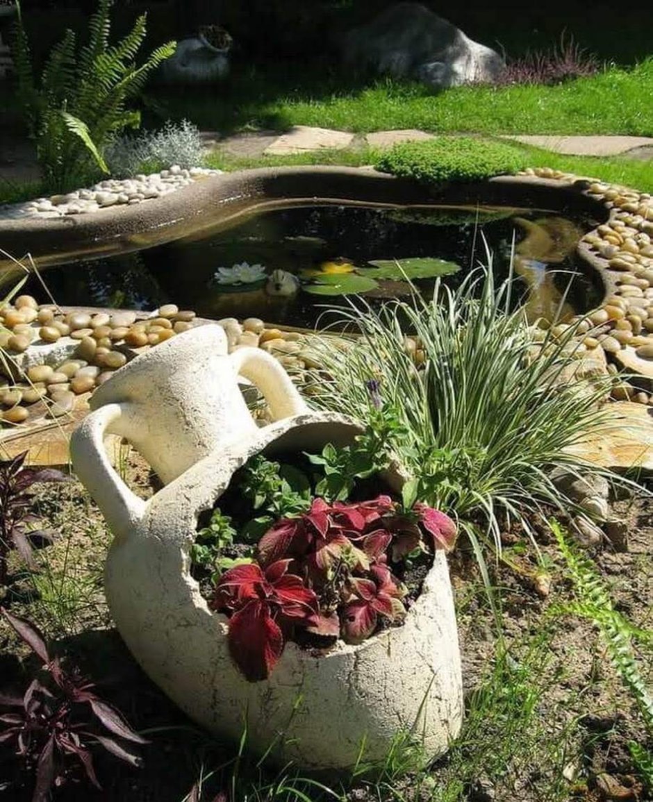 Декор с кувшином в саду