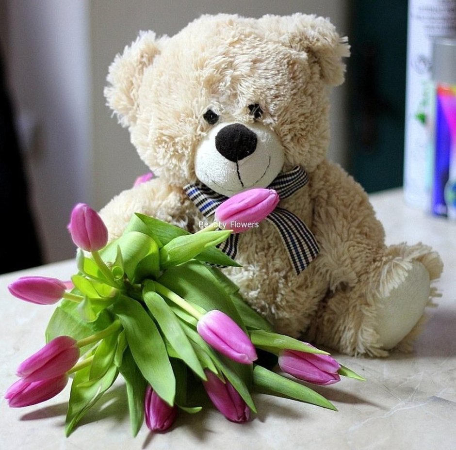 Красивый Медвежонок с цветами