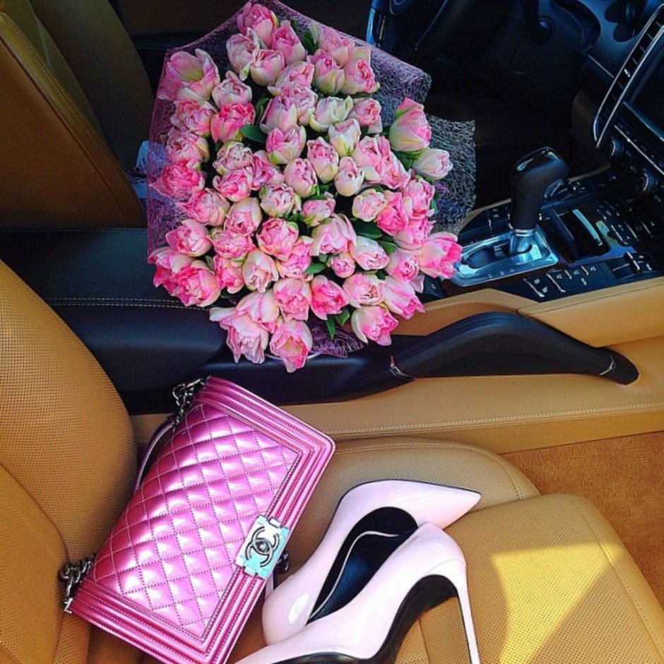 Букет цветов в шикарной машине и сумочка