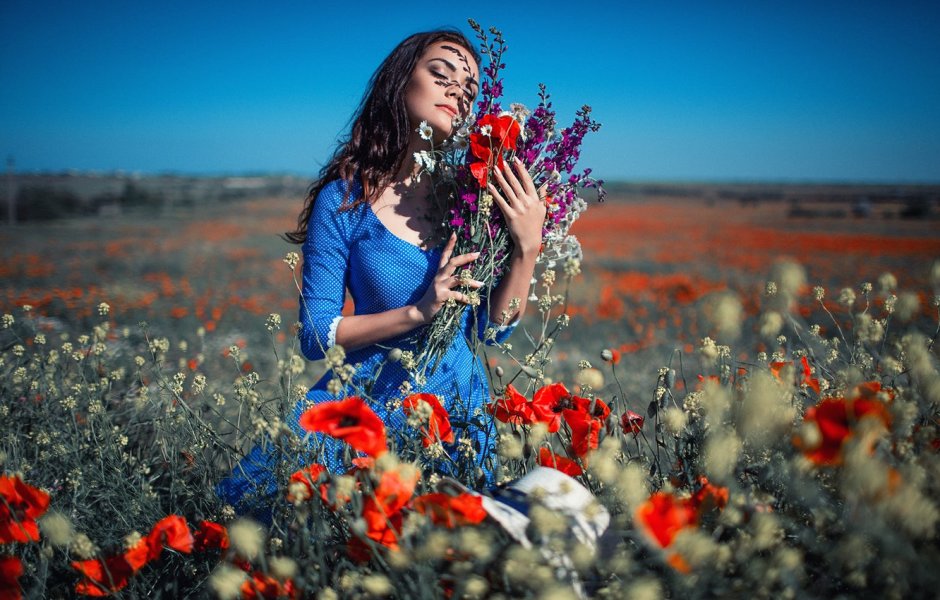 Девушка в поле цветов