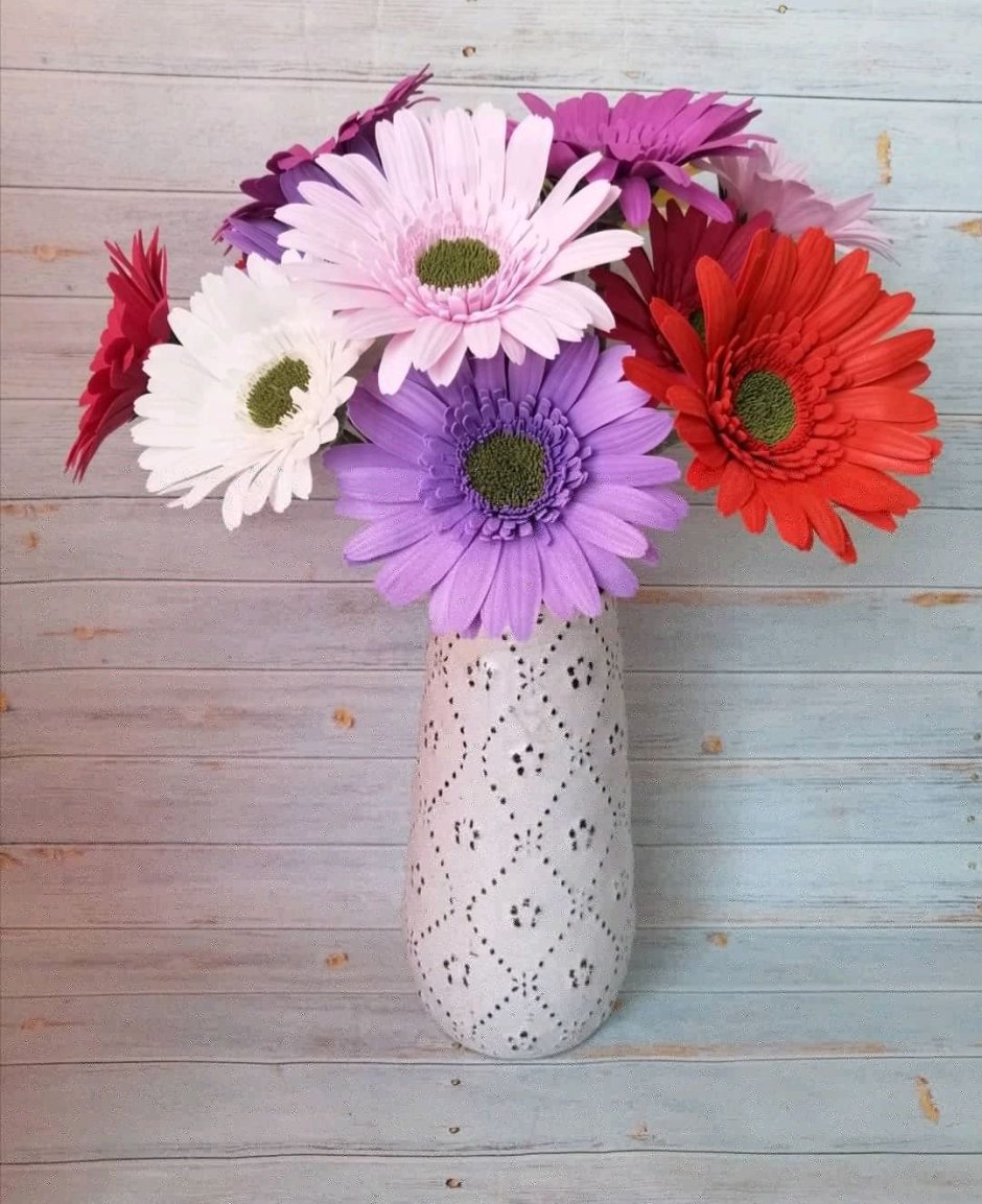 Цветы в круглой вазе