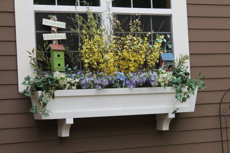 Деревянный ящик для цветов на балкон