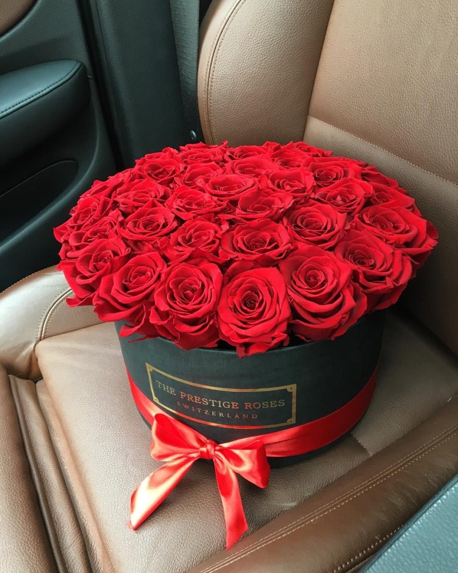 Красивые красные розы в коробке