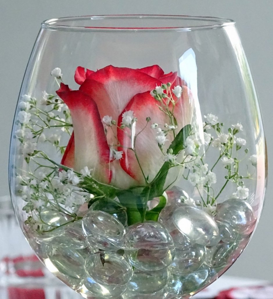 Красные розы в вазе бокалы