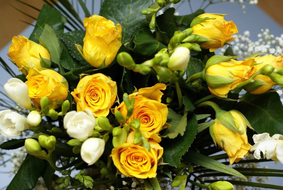 Жёлтые розы зимний букет