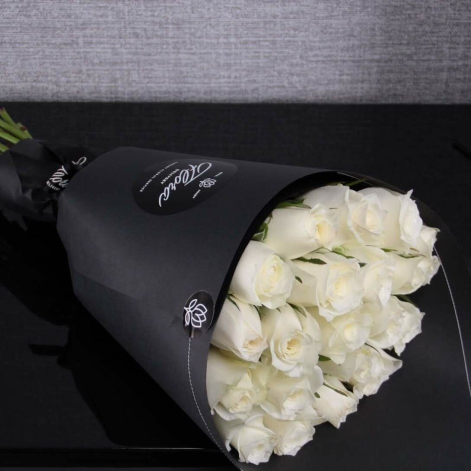 Белые розы в черной упаковке