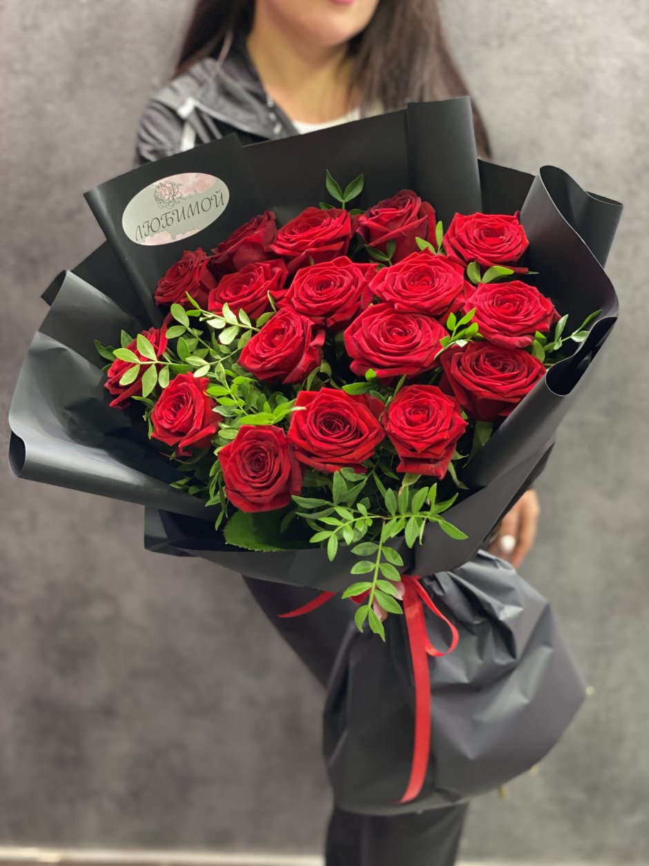 Букет красных роз в черной упаковке