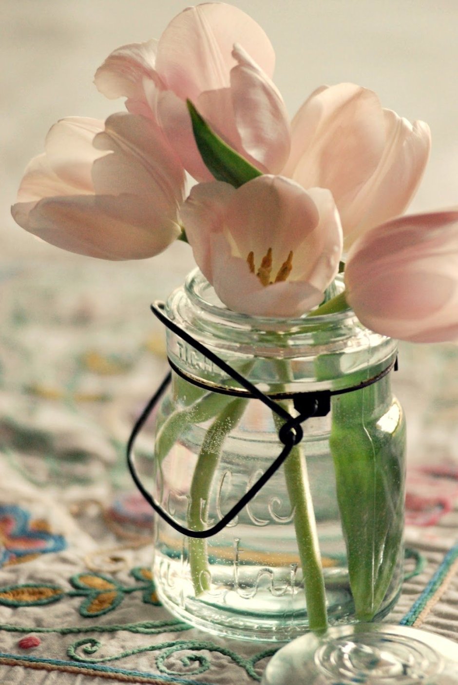 Тюльпаны в стеклянной вазе