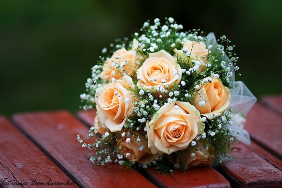 Свадебный букет розы и гипсофила