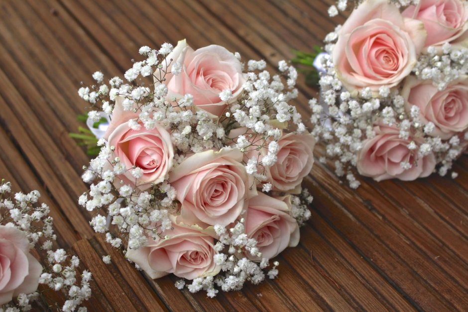 Свадебный букет гипсофилы и розы
