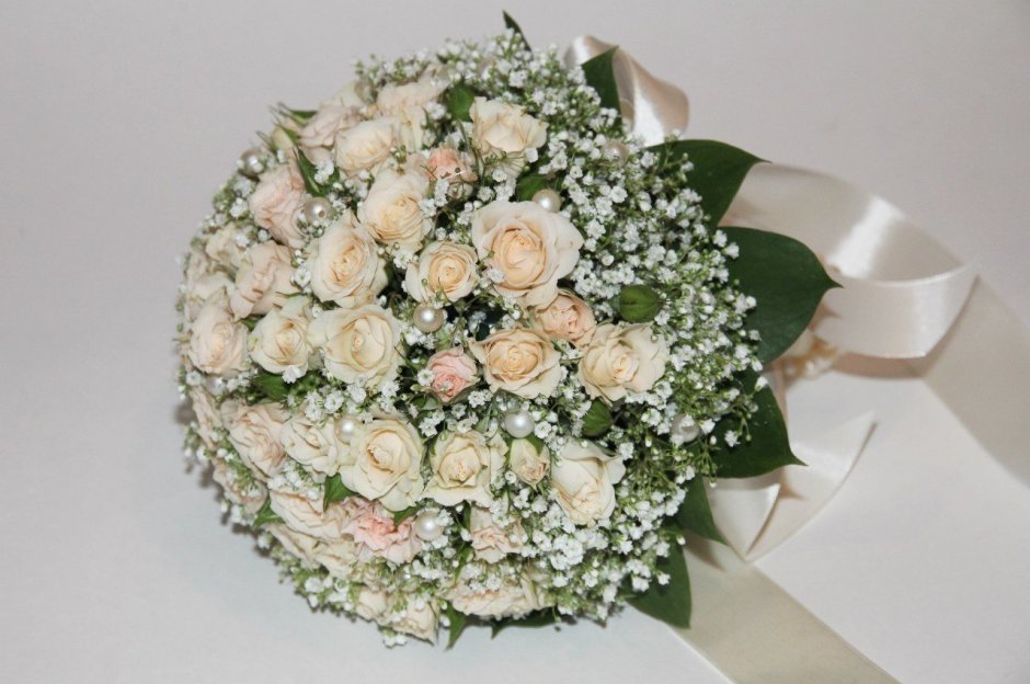 Свадебный букет белые розы и гипсофила