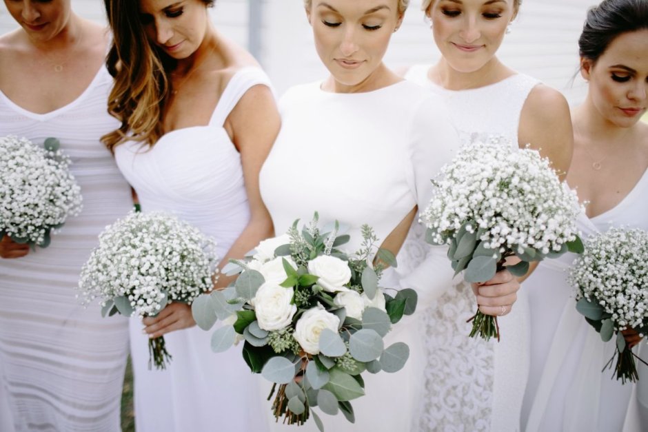 Букет невесты из 7 белых роз , эустомы и гипсофила
