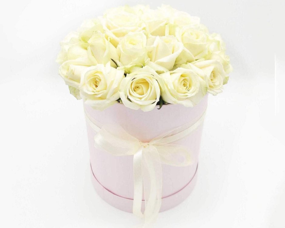Белые и розовые розы в коробке