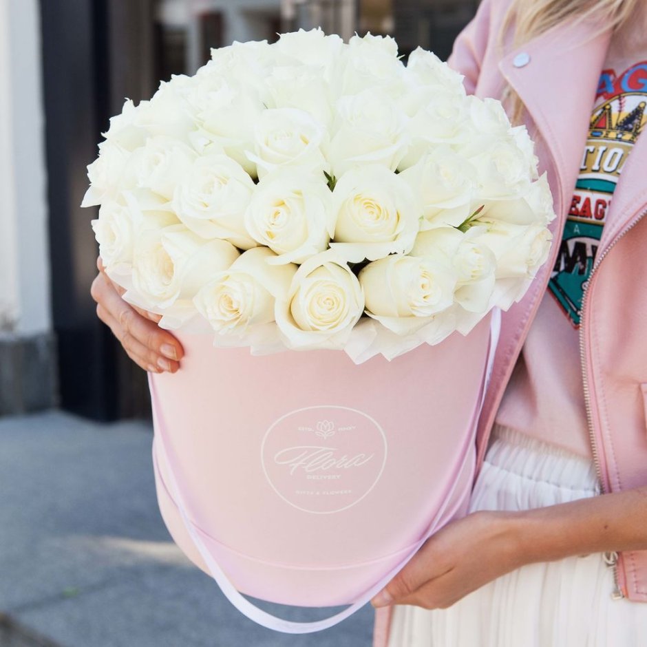 Букет из белых роз в шляпной коробке