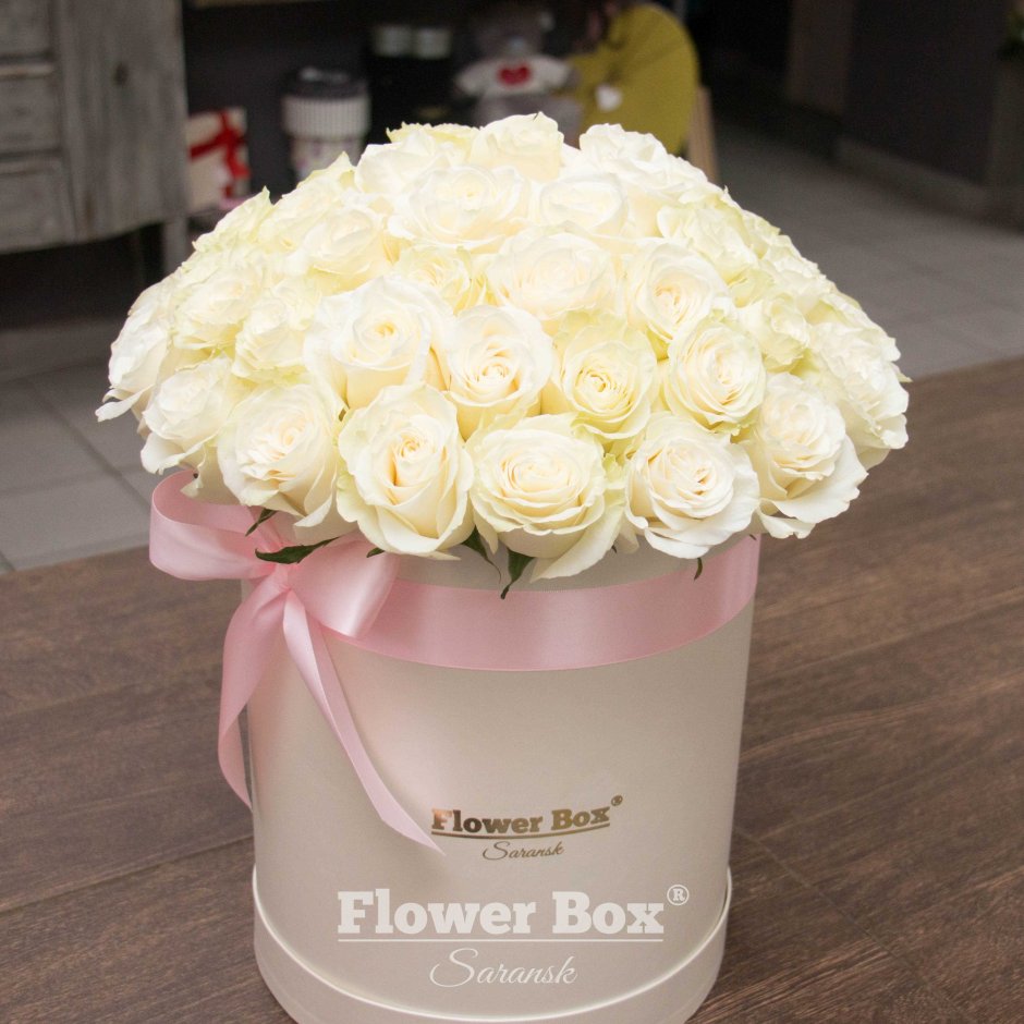 Белые розы в коробке с днем рождения