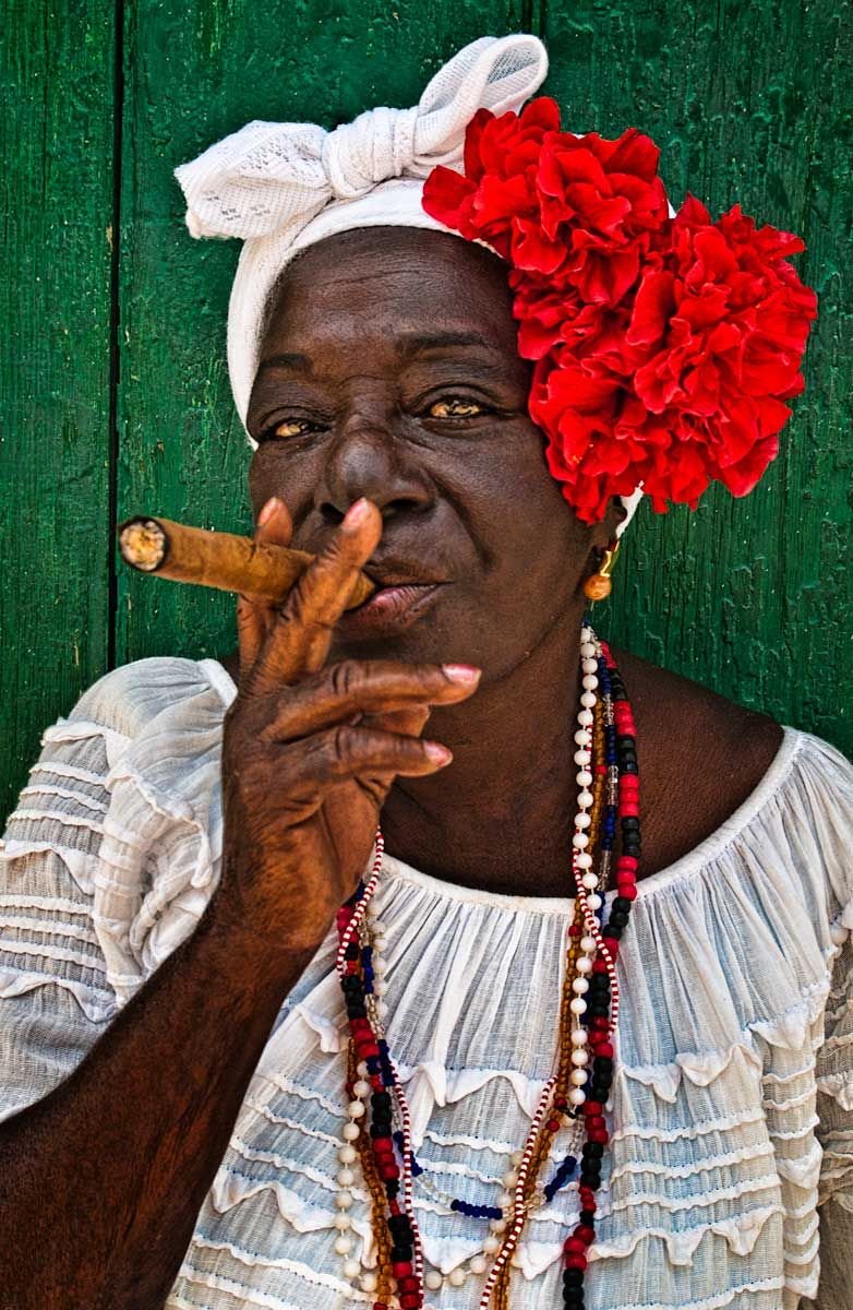 Чернокожая бабушка. Куба и кубинцы и сигары. Кубинские женщины. Кубинка с сигарой. Негритянка с сигарой.