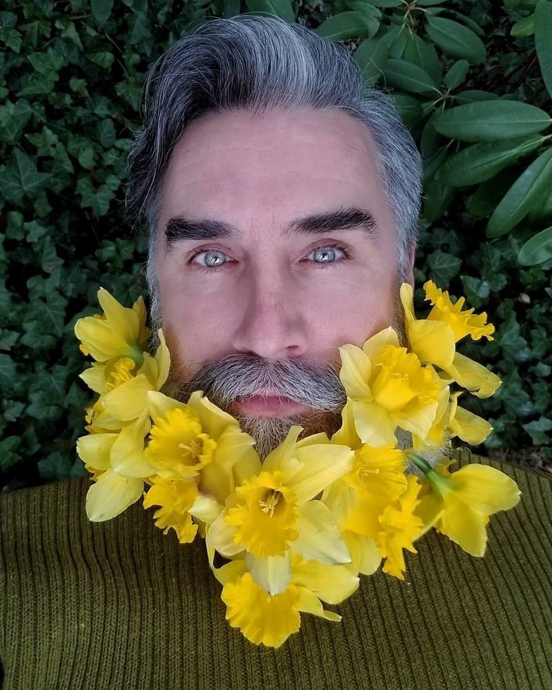 Мужчина с бородой из цветов