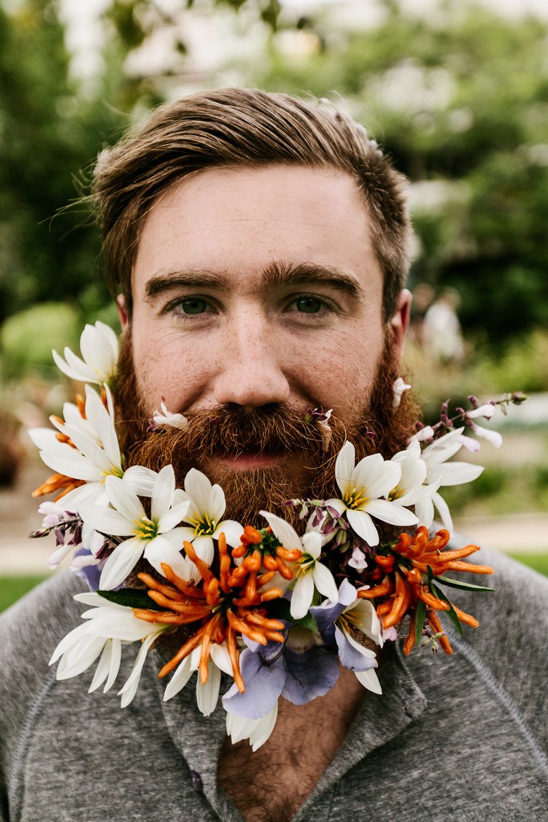Мужчина с цветами в бороде