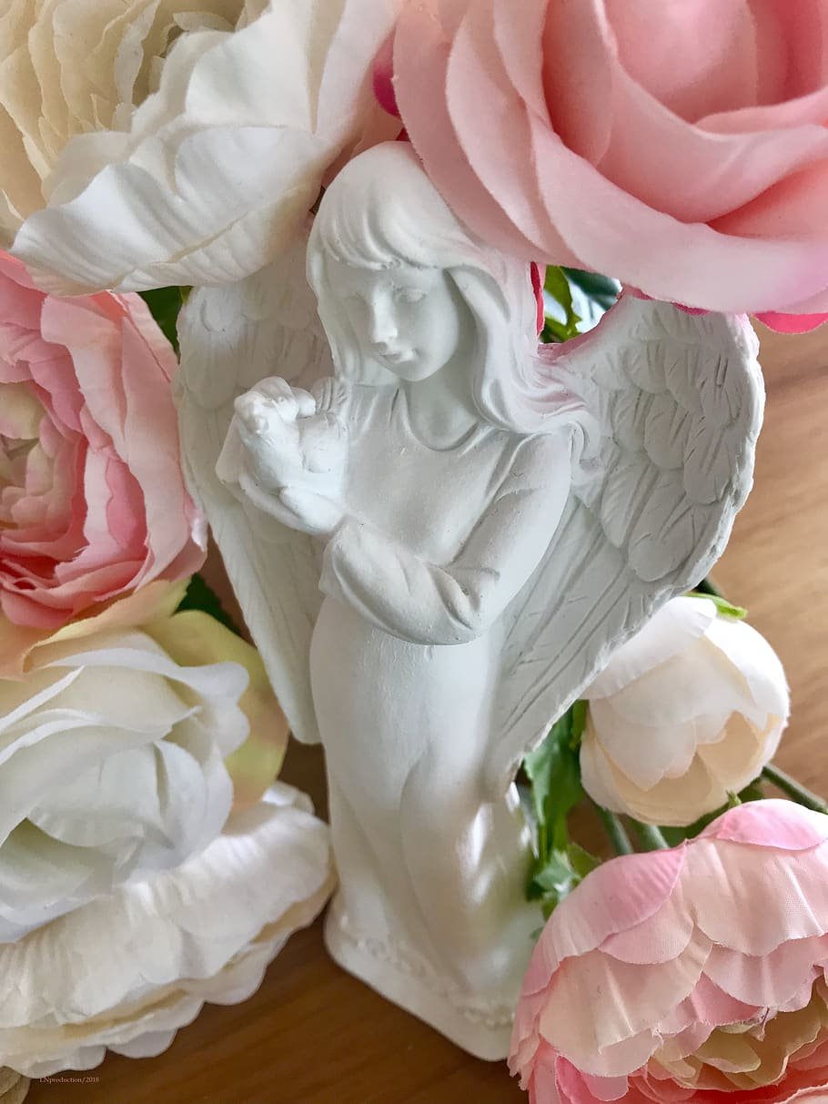 Красивый ангел с розами
