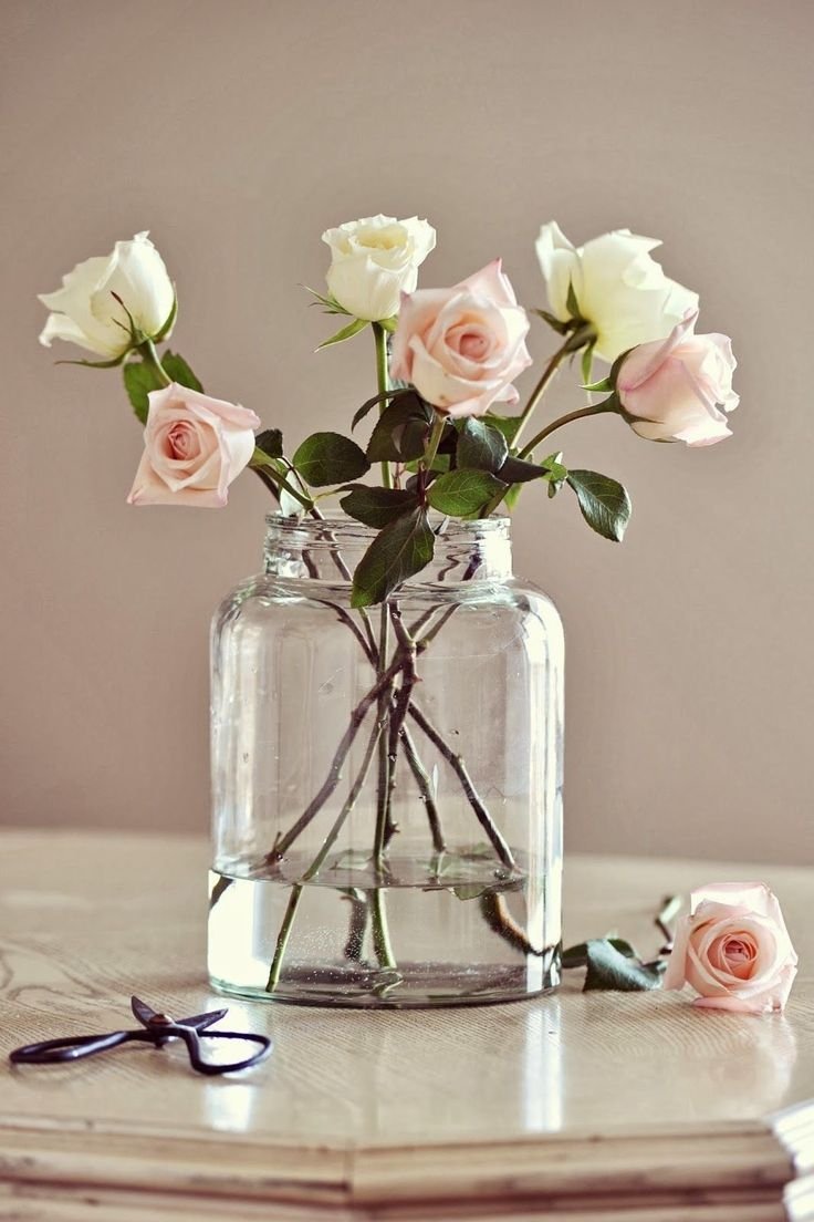 Розы в вазах