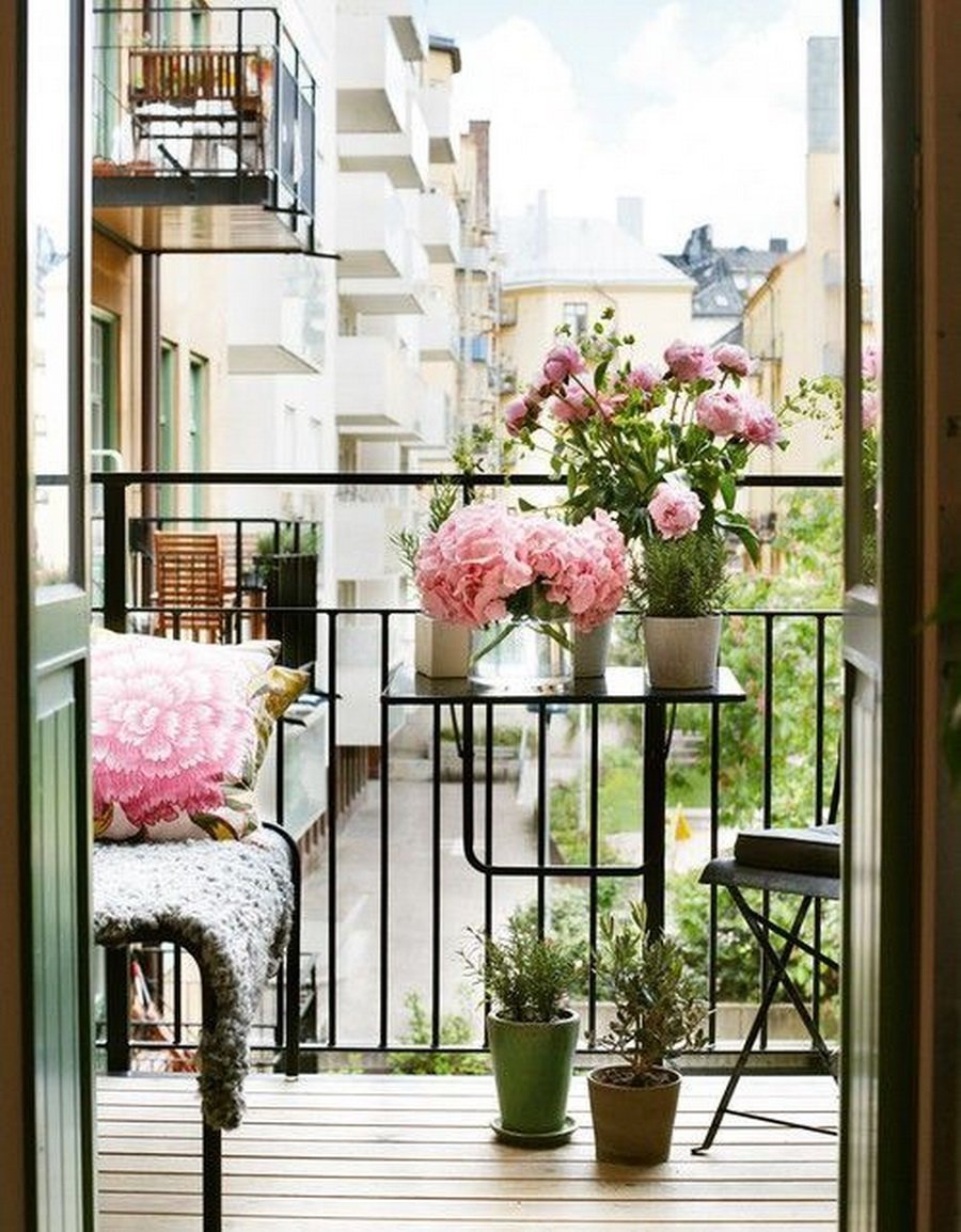 Открытый балкон с цветами