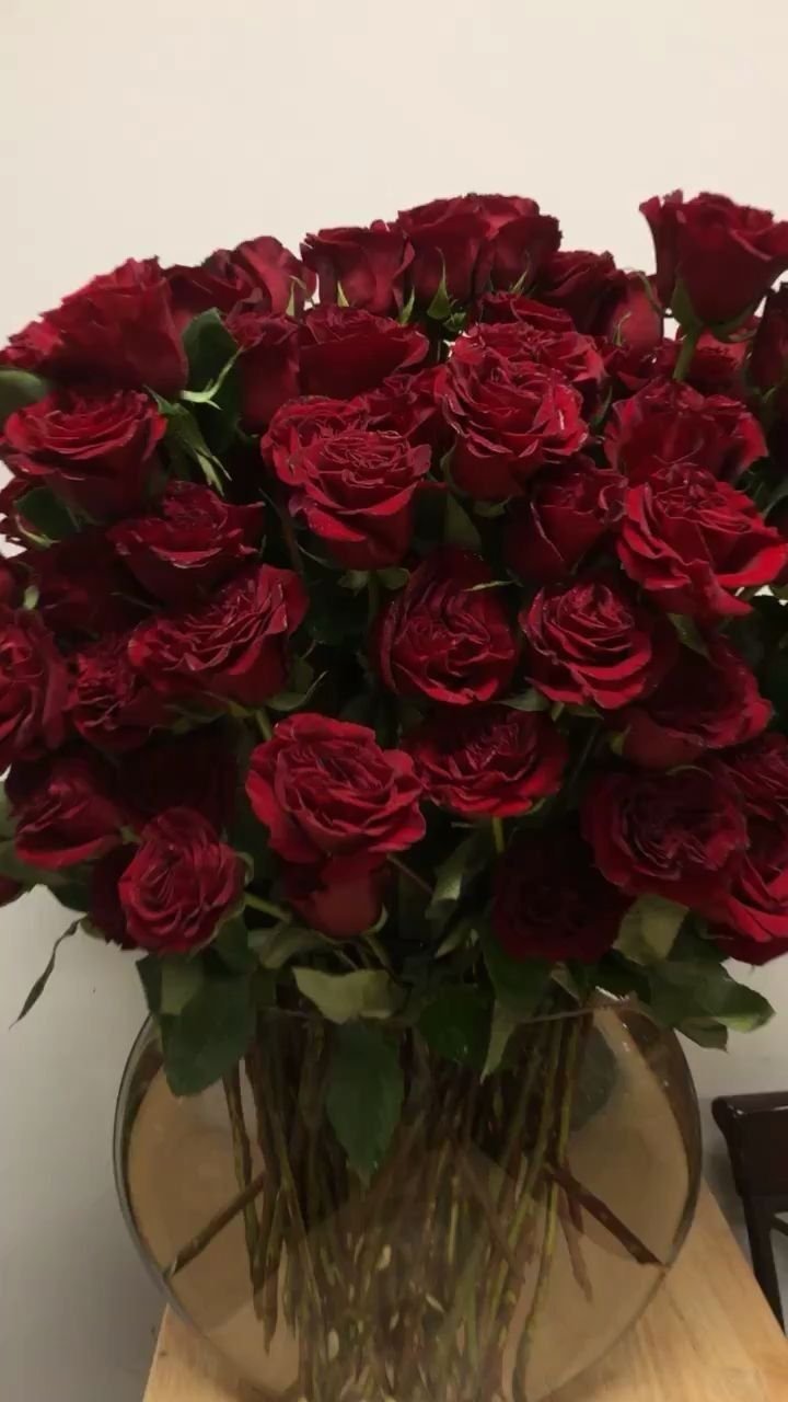 Букет красных роз на окне