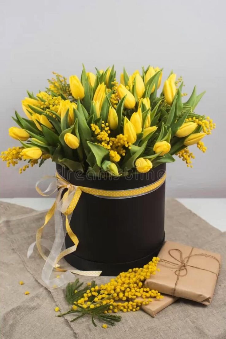 Желтые тюльпаны с мимозой букет