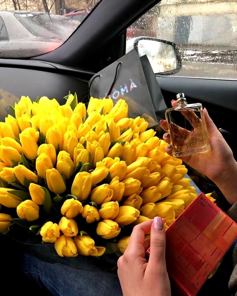 Красивый букет желтых тюльпанов