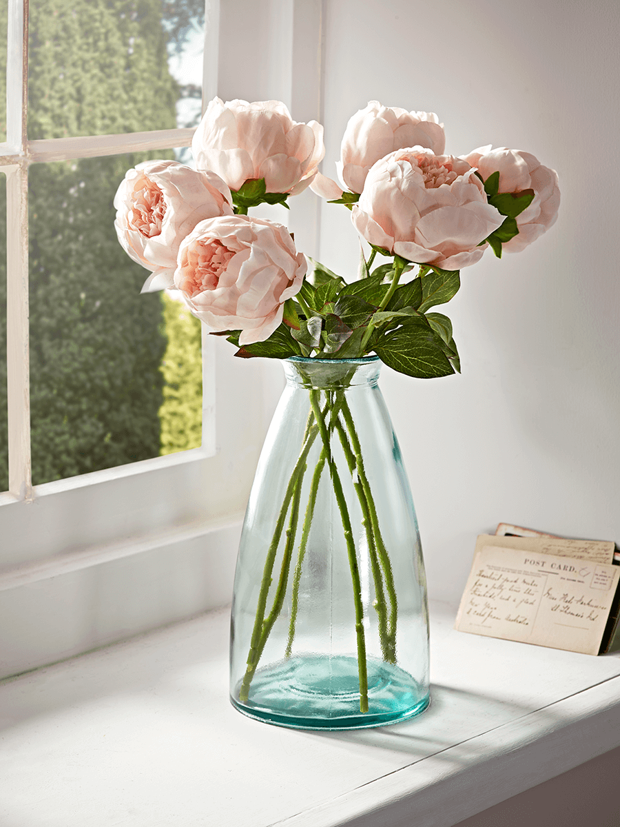 Цветы в прозрачной вазе