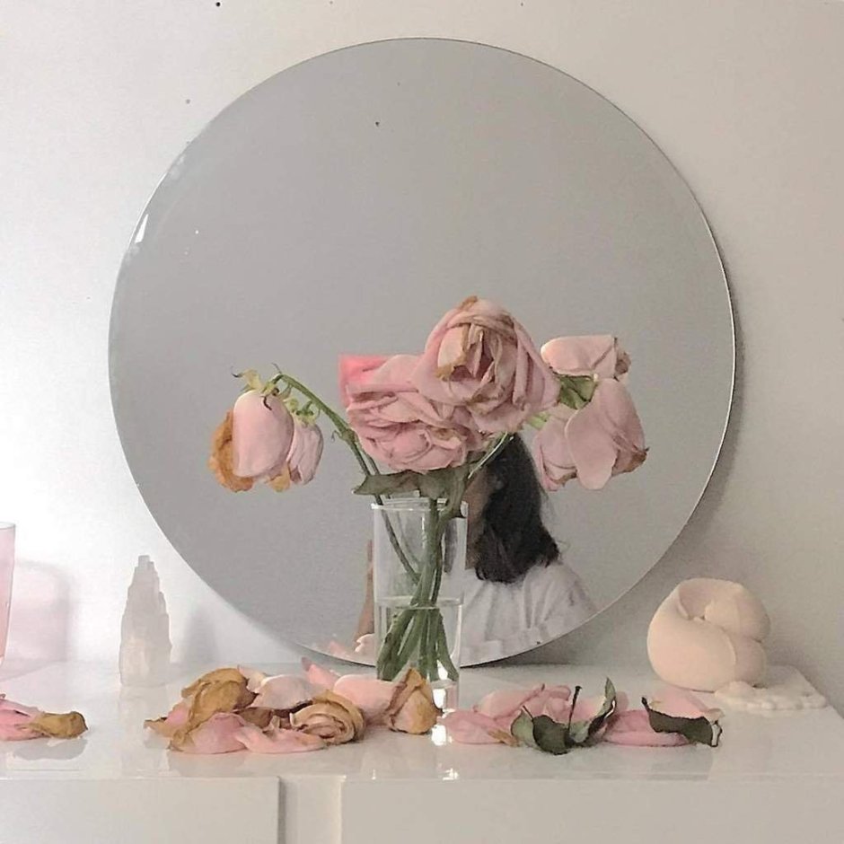 Отражение цветов в зеркале