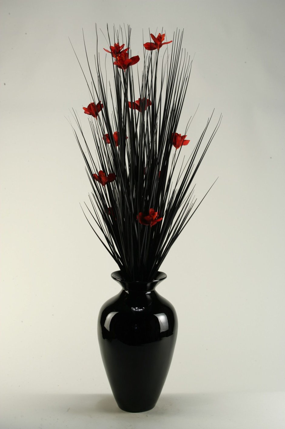 Черная ваза с сухоцветами