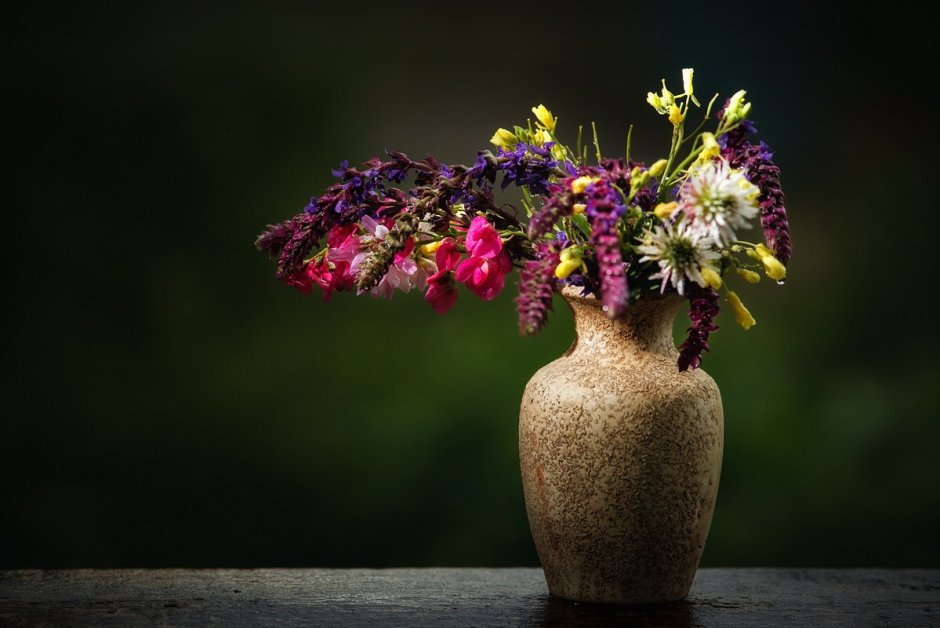 Красивая ваза с цветами