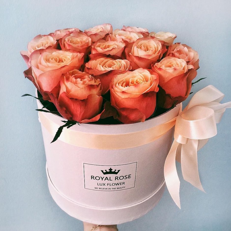 Чайные розы в шляпной коробке
