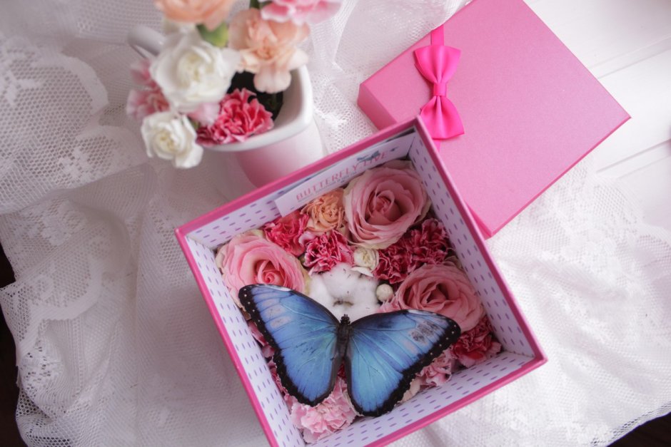 Бабочки в коробке подарок