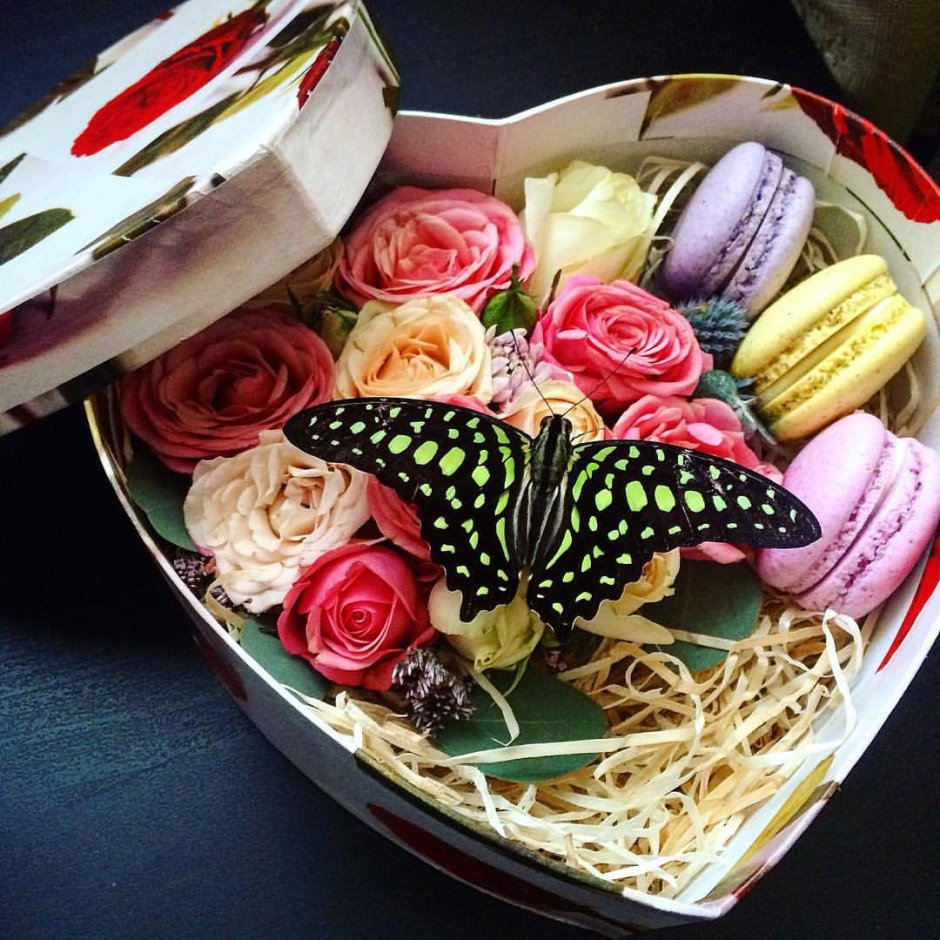 Цветы с живыми бабочками в коробке