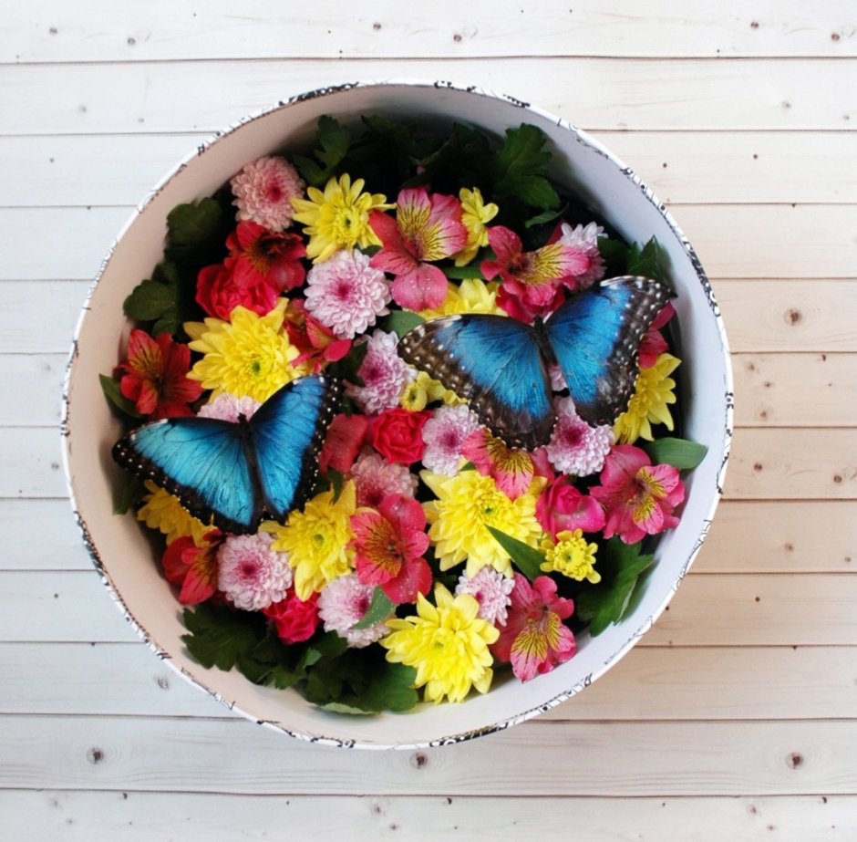 Коробочка с цветами и бабочкой