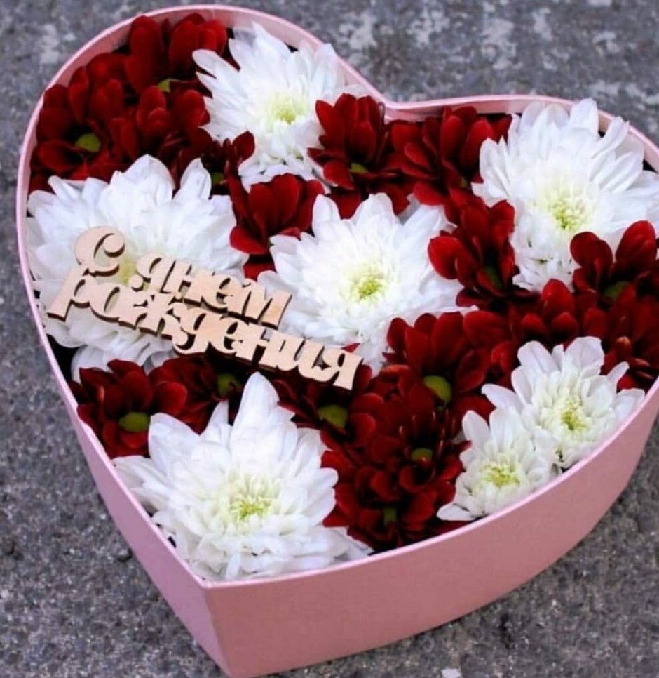 Коробка сердце с хризантемой белой